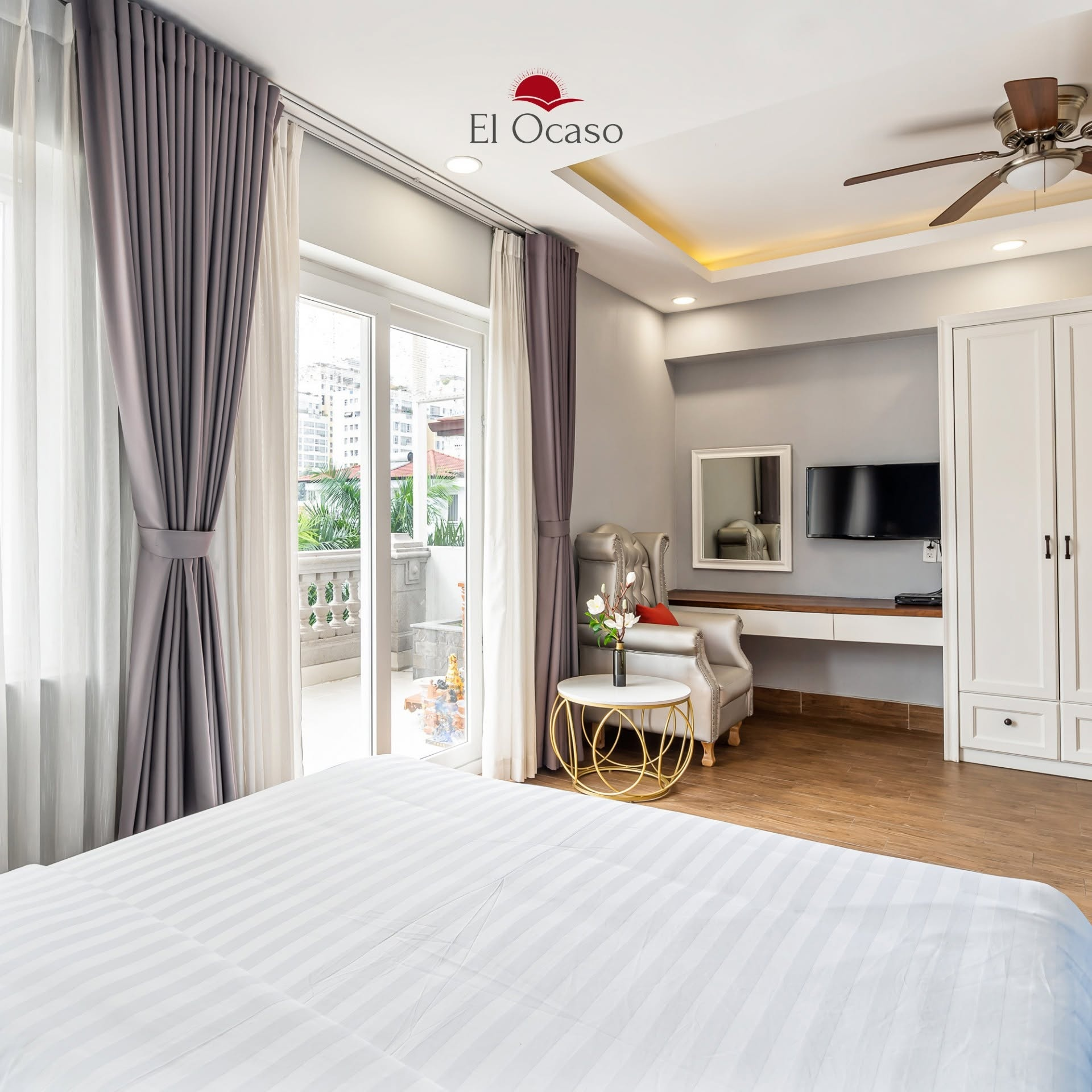 Phòng suite có ban công thoáng mát tại El Ocaso Hotel Phú Mỹ Hưng