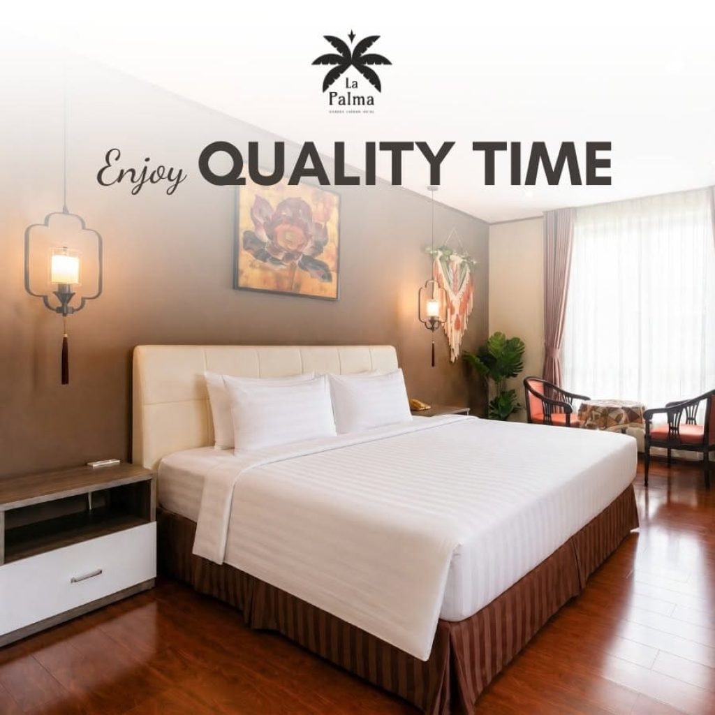 Phòng ngủ ấm cúng mang phong cách nhiệt đới tại La Palma Hotel Quận 7