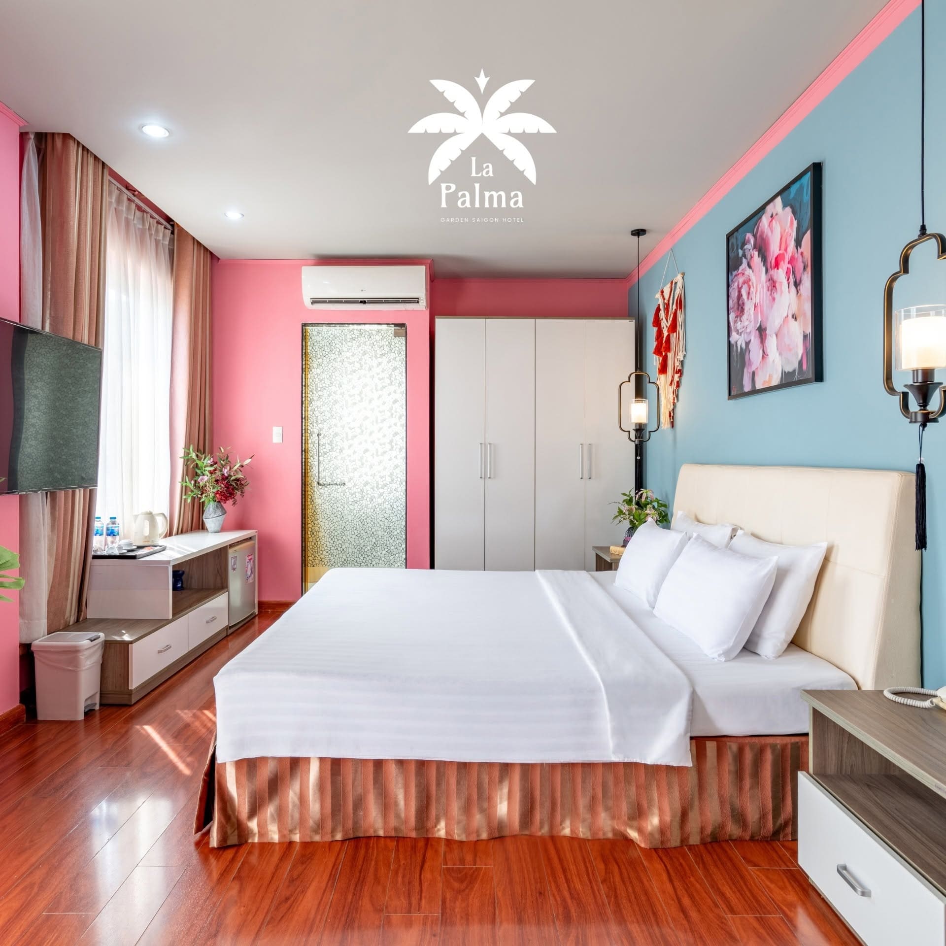 Phòng King size ngập nắng phối sắc hồng pastel và xanh tại La Palma Garden Hotel Phú Mỹ Hưng