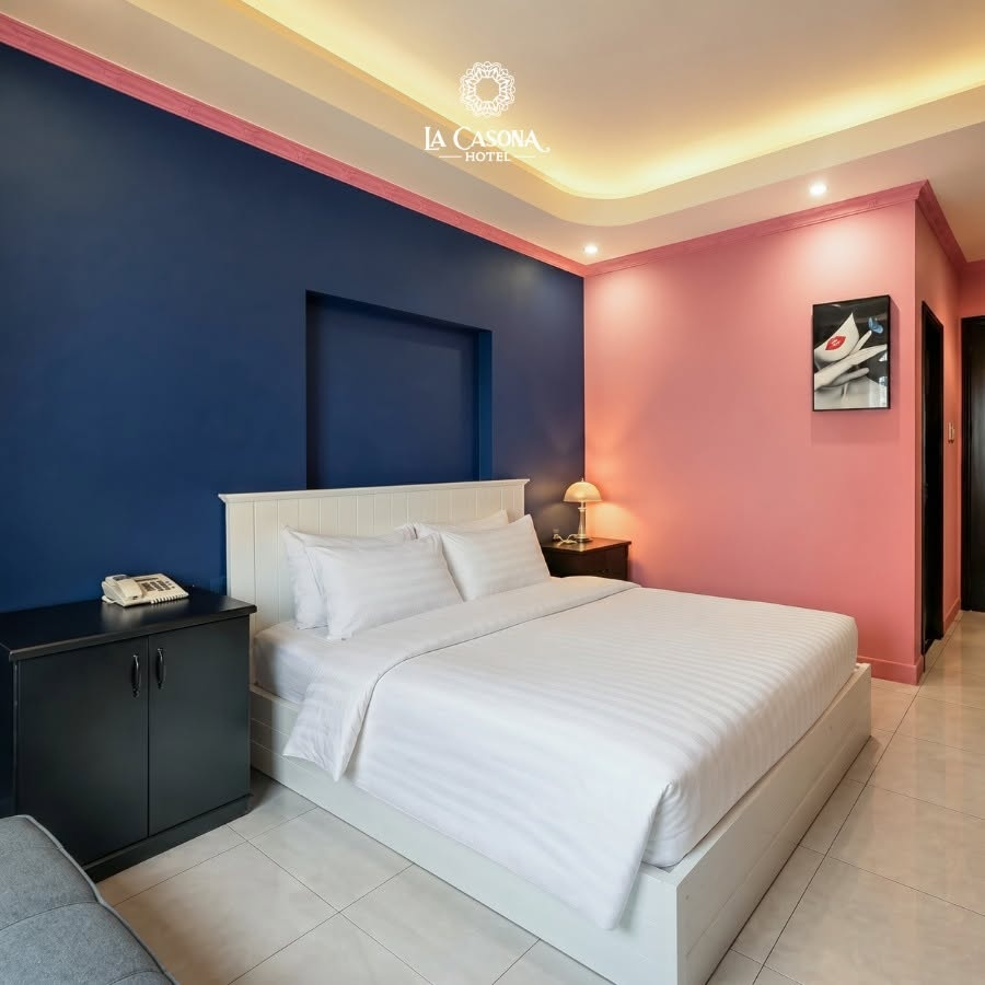 Phòng nghỉ phong cách hiện đại với mảng tường xanh navy và hồng tại La Casona Hotel Hưng Gia 3