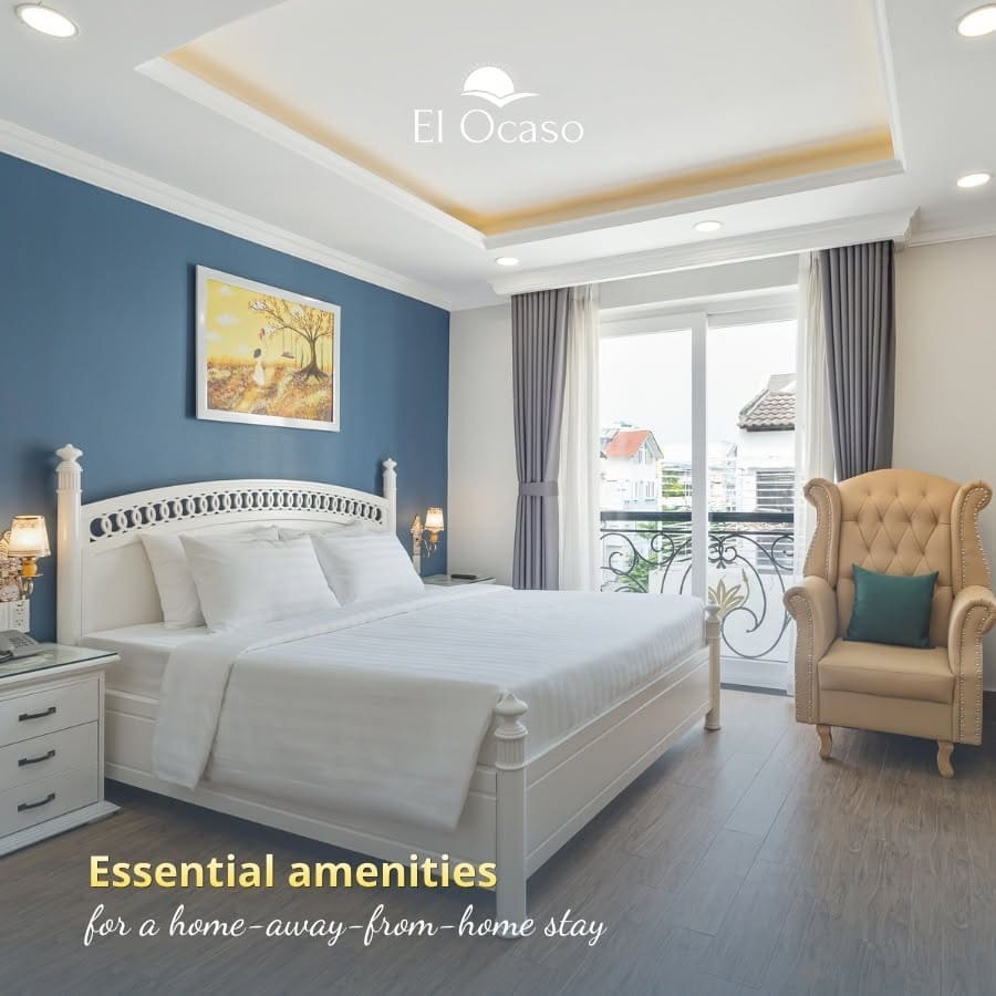 Phòng suite có ban công thoáng mát tại El Ocaso Hotel Phú Mỹ Hưng