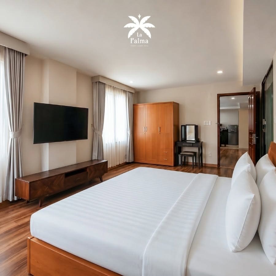 Phòng suite rộng rãi ngập nắng với nội thất gỗ tại La Palma Garden Hotel Phú Mỹ Hưng