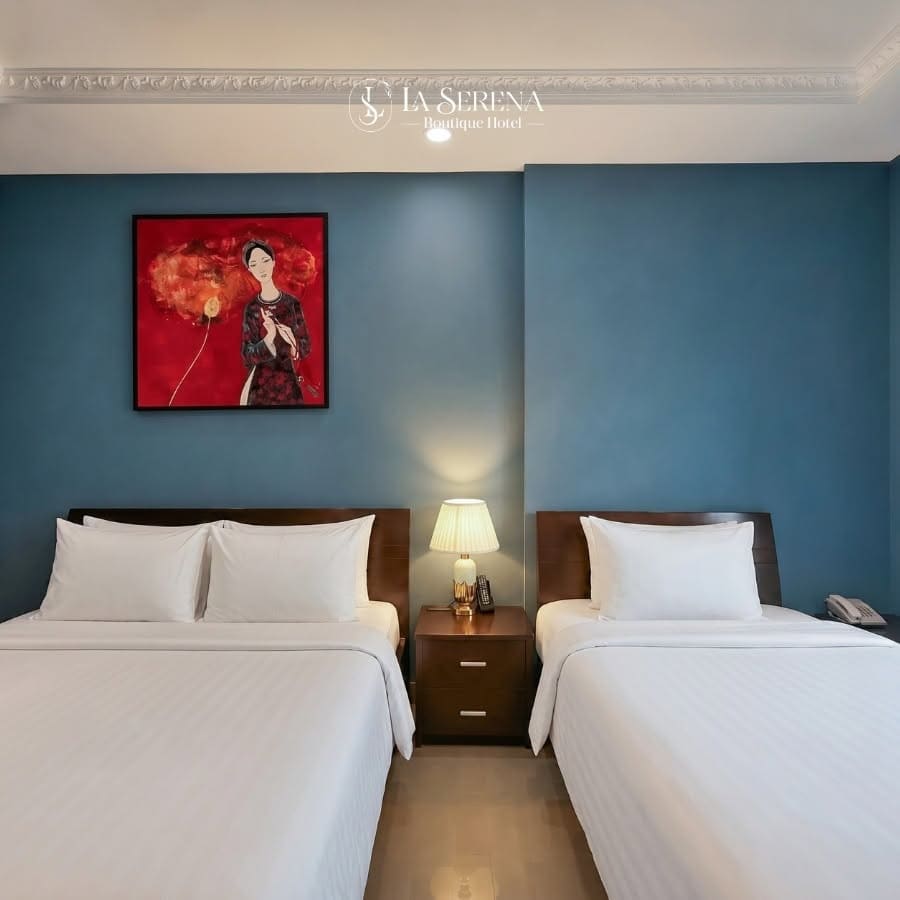 Phòng Twin 2 giường đơn ấm cúng với tranh nghệ thuật tại La Serena Boutique Hotel Quận 7