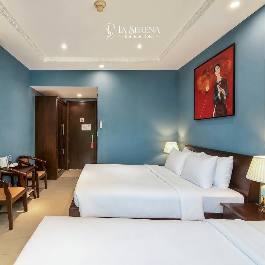 Phòng Twin ấm cúng với tường xanh nghệ thuật tại La Serena Boutique Hotel Quận 7