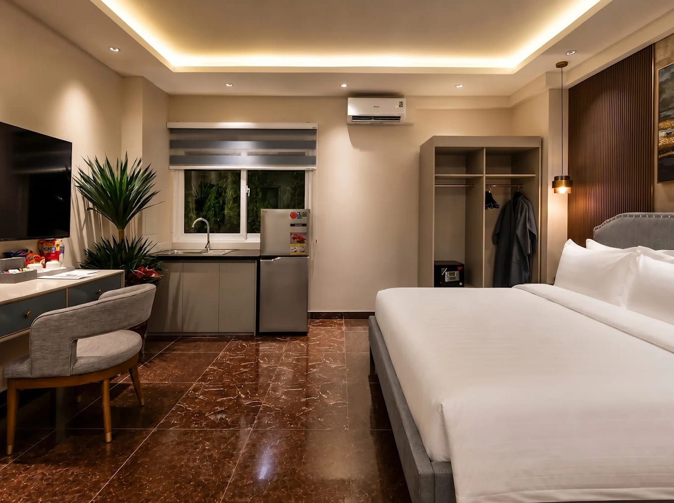 Jully equipped deluxe room interior at SOLÉA 35/5 Nguyen Trung Truc