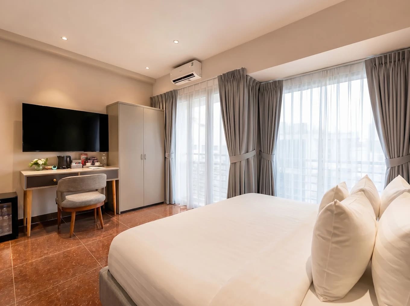 Không gian giường ngủ êm ái view thoáng sáng tại SOLÉA Boutique & Spa TP.HCM