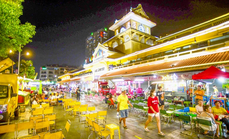 Khu vực quanh chợ Bến Thành tấp nập hàng quán ẩm thực suốt ngày đêm.