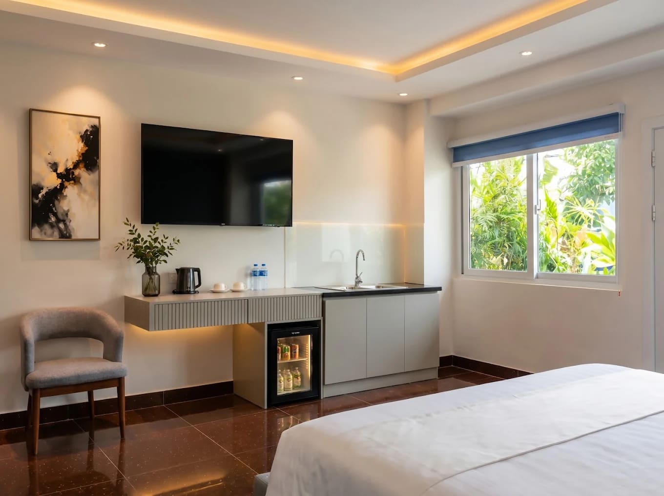 Modern guest room amenities at SOLÉA hotel near Nguyen Hue walking street