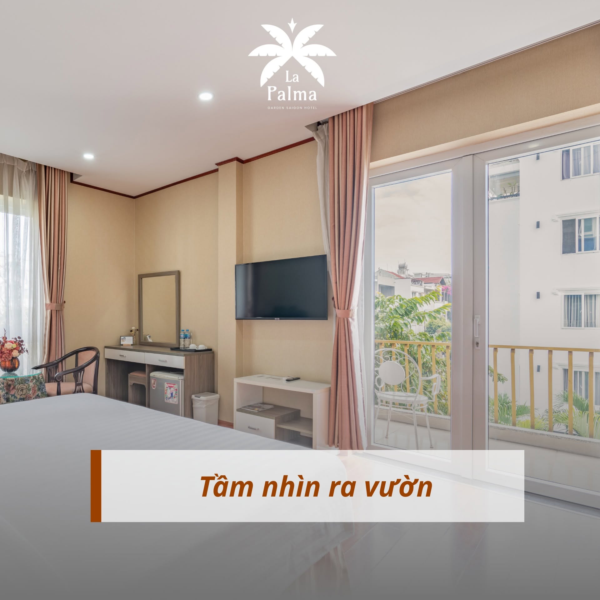 Phòng có ban công thoáng mát và đón nắng tự nhiên tại La Palma Garden Saigon Hotel.