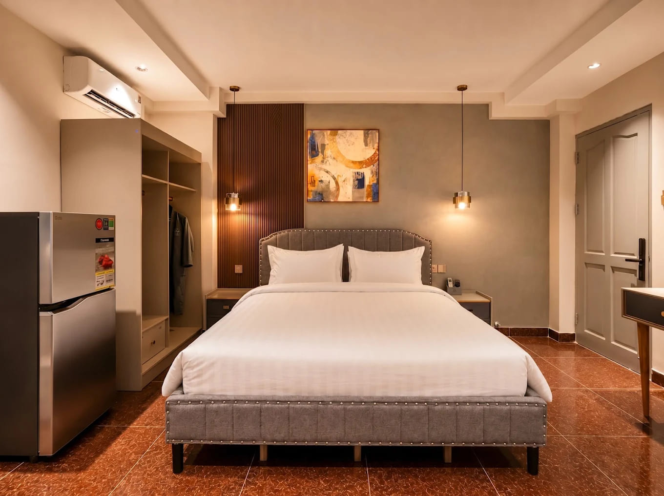 Phòng Deluxe chính diện sạch sẽ tại SOLÉA Boutique Quận 1