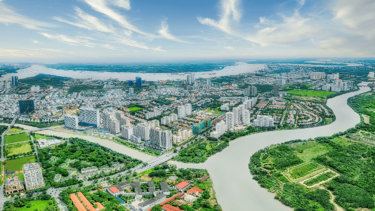 Quy hoạch đường sá bàn cờ thông thoáng và rợp bóng cây xanh tại Phú Mỹ Hưng, Quận 7.